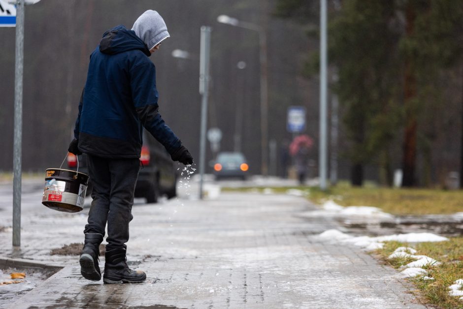 Ligoninėse – dėl plikledžio traumas patyrusių žmonių antplūdis: ribojamos planinės operacijos