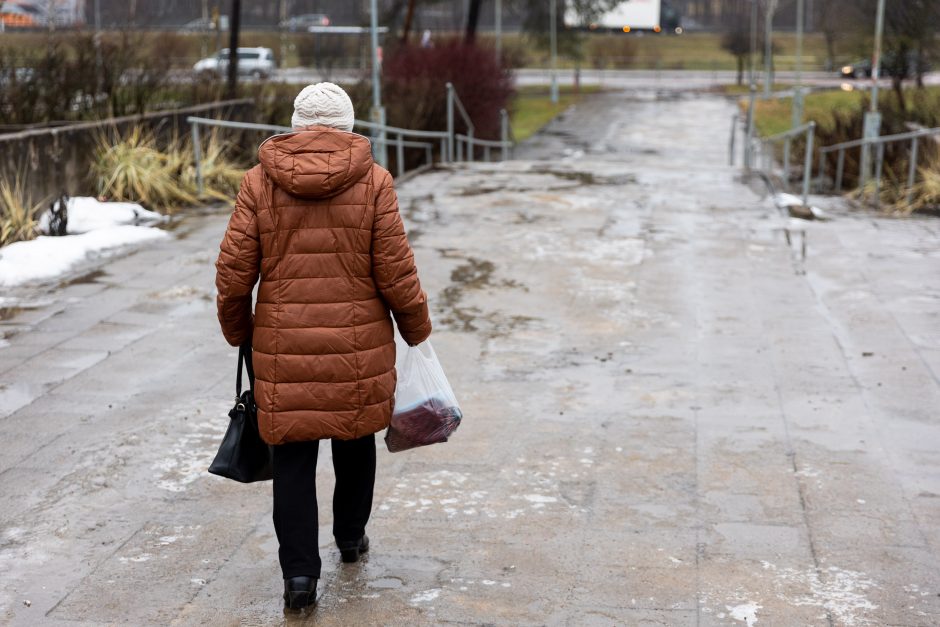 Ligoninėse – dėl plikledžio traumas patyrusių žmonių antplūdis: ribojamos planinės operacijos