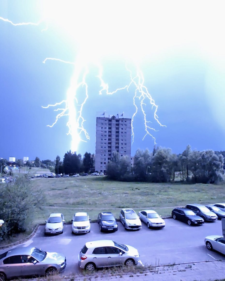 Lietuvoje – neramūs orai: kai kur pasitrankė žaibai, siautėjo škvalas