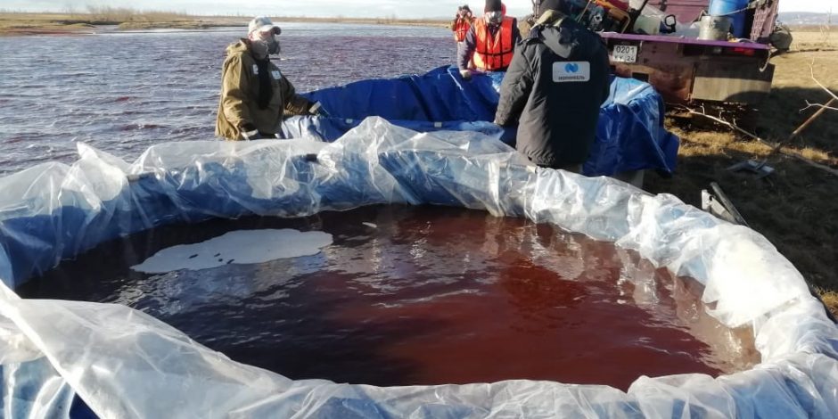 Arktyje bandoma surinkti teršalus: skelbiama, kad tai didžiausias toks išsiliejimas