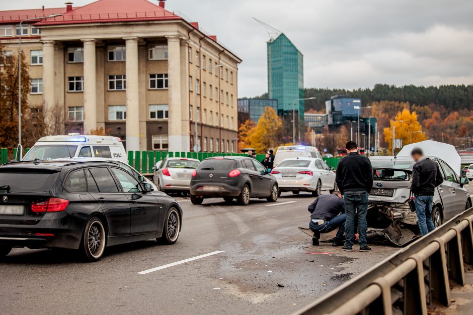 Ant tilto sostinėje pavojingai manevravęs automobilis sukėlė avariją: nusidriekė spūstys