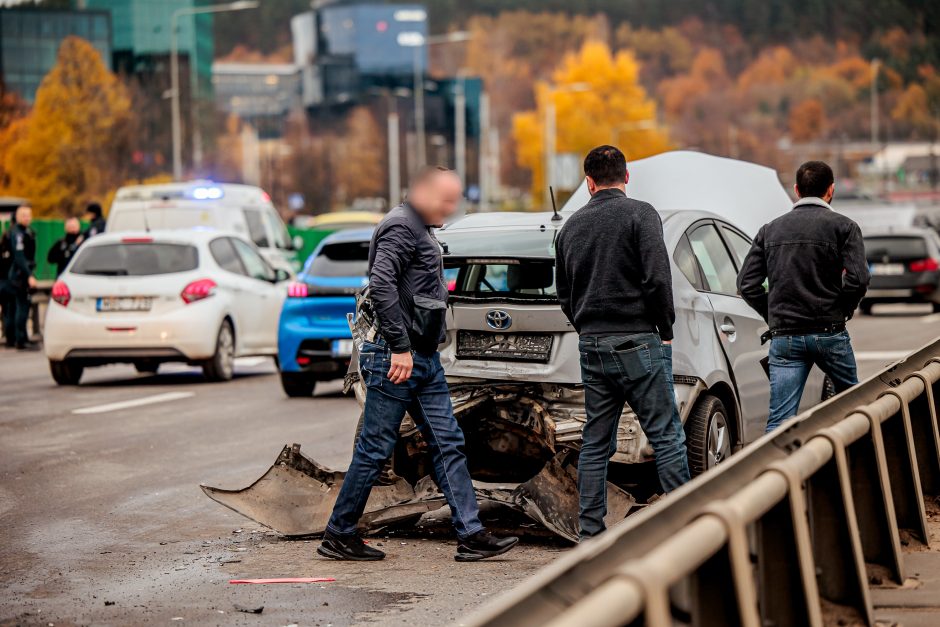 Ant tilto sostinėje pavojingai manevravęs automobilis sukėlė avariją: nusidriekė spūstys