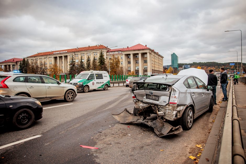 Ant tilto sostinėje pavojingai manevravęs automobilis sukėlė avariją: nusidriekė spūstys