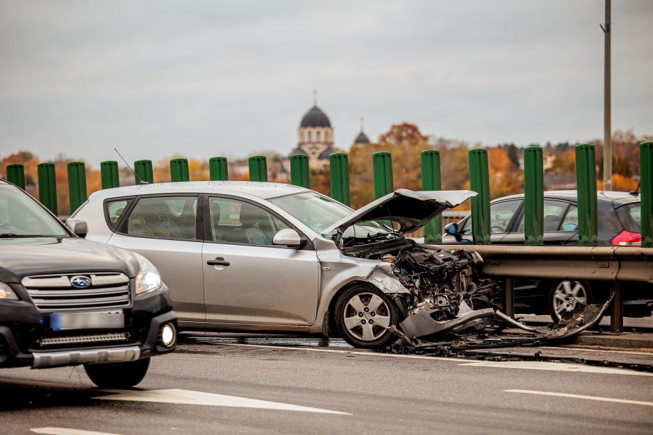 Ant tilto sostinėje pavojingai manevravęs automobilis sukėlė avariją: nusidriekė spūstys