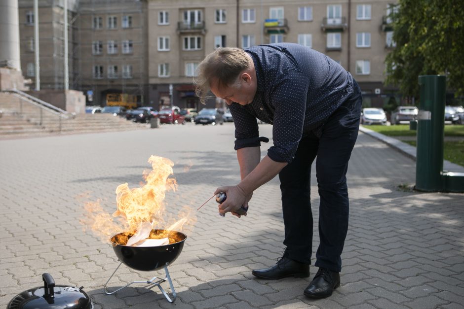 Surengė protestą dėl saviraiškos laisvės: sudegintos knygos apie homoseksualius santykius