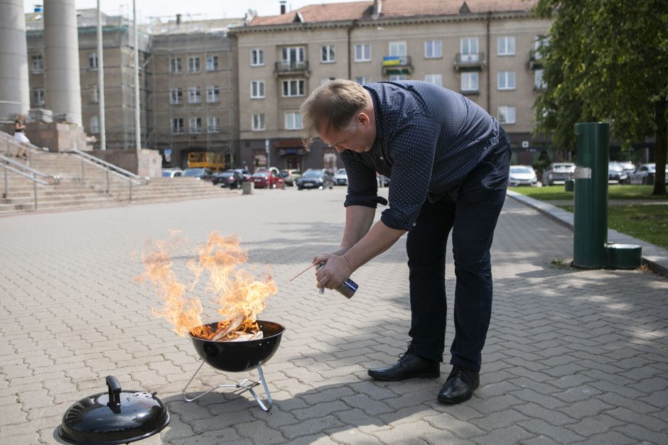 Surengė protestą dėl saviraiškos laisvės: sudegintos knygos apie homoseksualius santykius