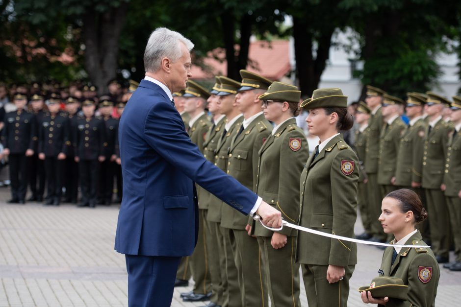 G. Nausėda 76 kariūnams suteikė pirmąjį karininko laipsnį