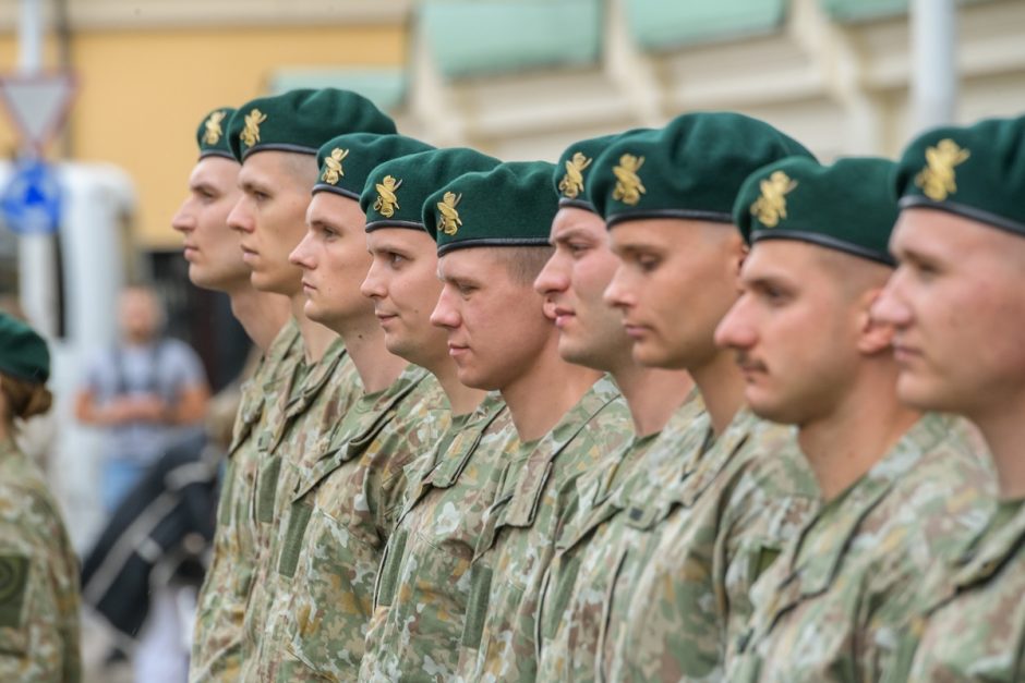 Jaunesniųjų karininkų vadų mokymų absolventams suteiktas pirmasis karininko laipsnis