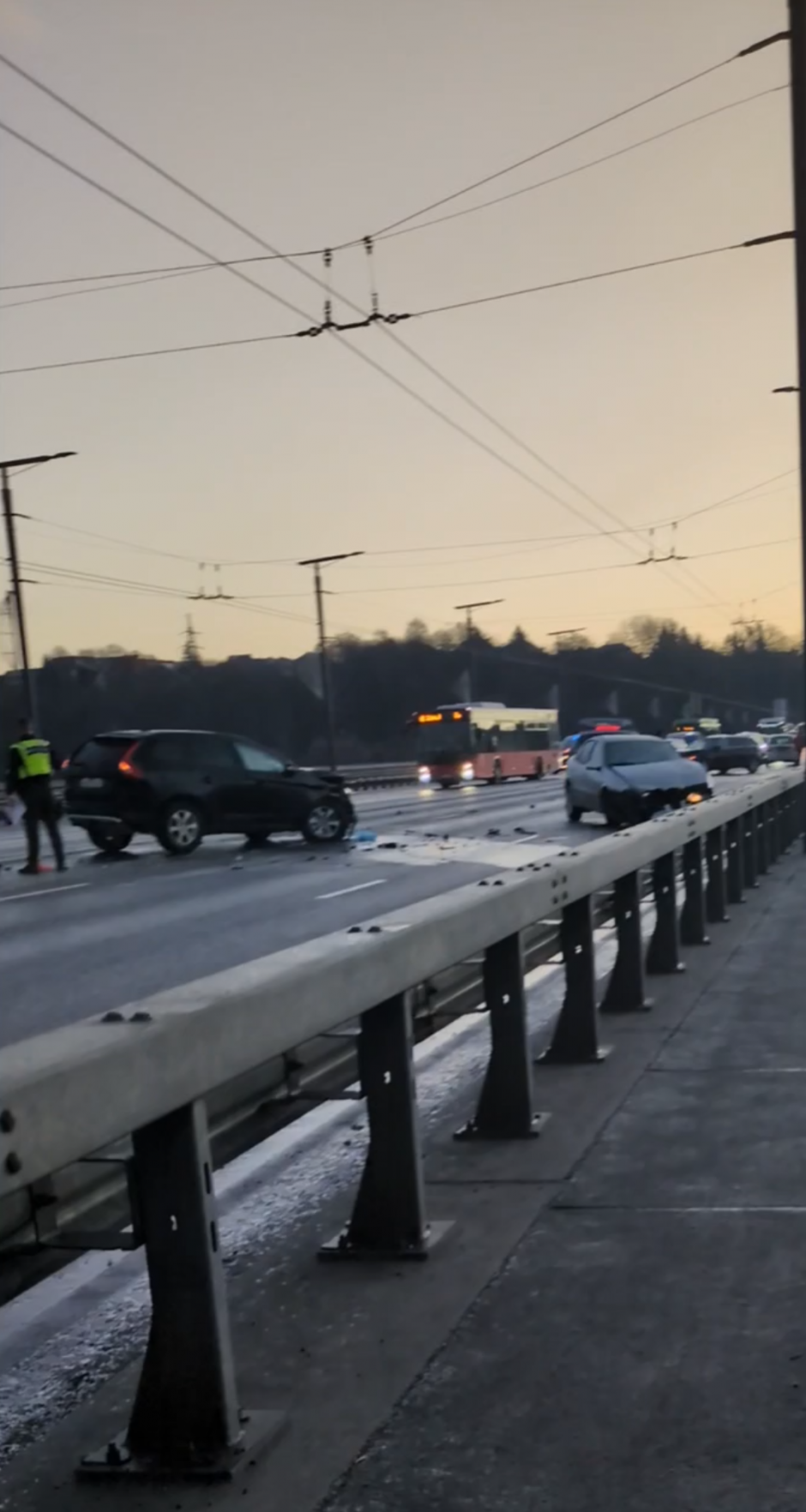 Kauną paralyžiavo avarijos: eismas stovi, kai kurie į darbus eina pėsčiom