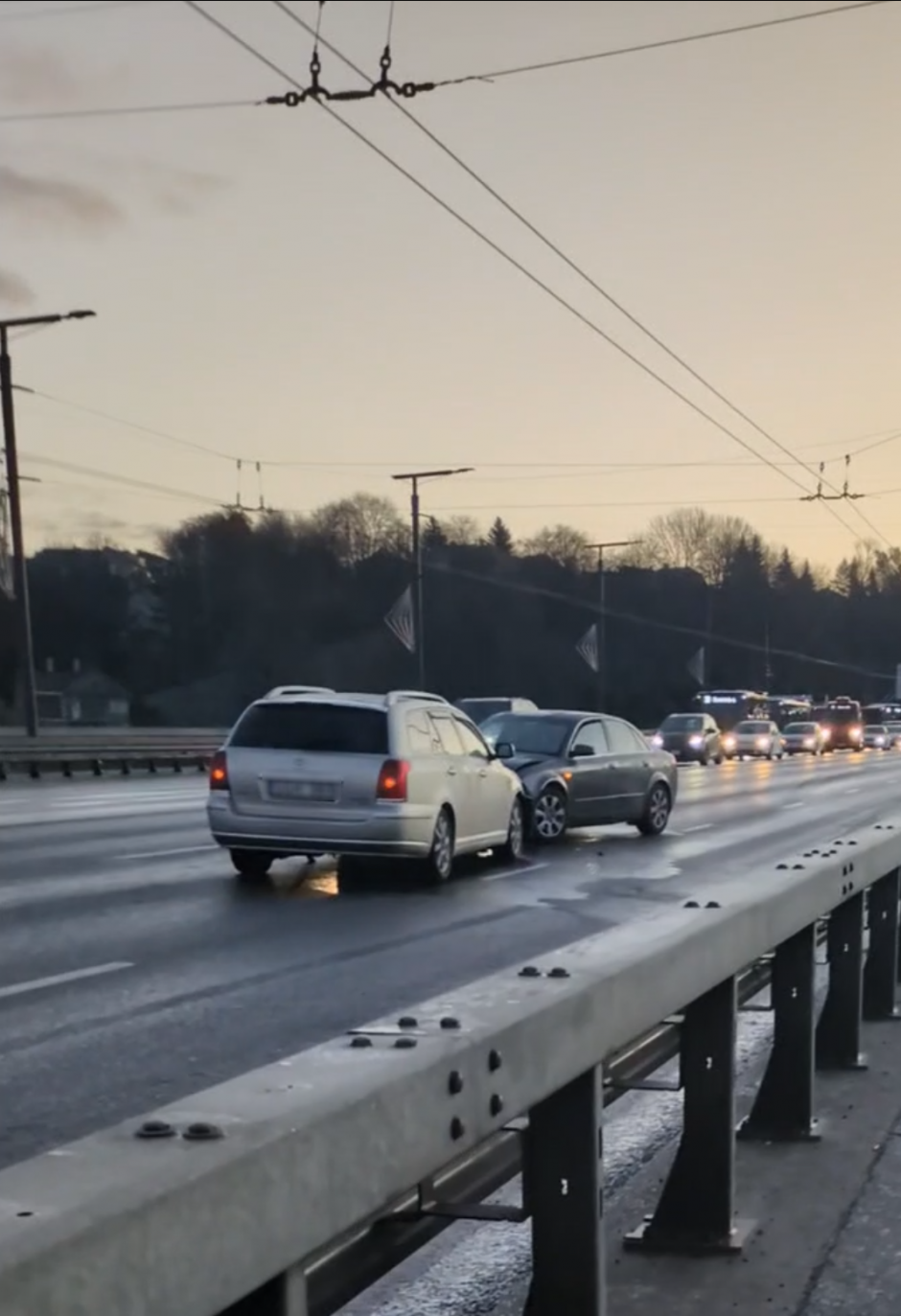 Kauną paralyžiavo avarijos: eismas stovi, kai kurie į darbus eina pėsčiom