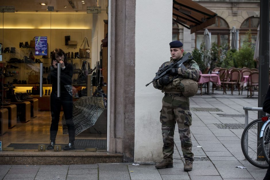 Strasbūre per šaudymą Kalėdų mugėje žuvo trys žmonės