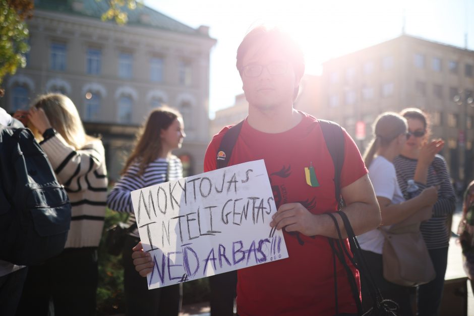 Ministras: daugiau lėšų mokytojų atlyginimams nebus, bet galima derėtis kitais klausimais