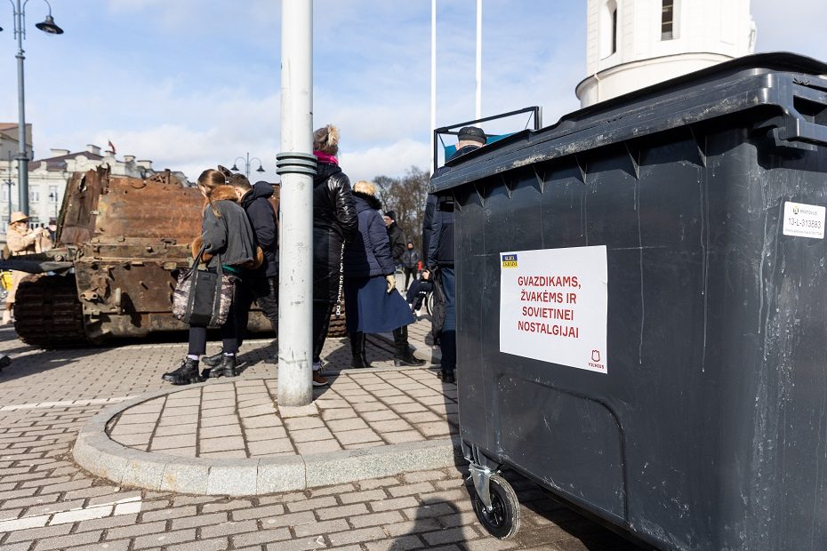 Nustatytas įtariamasis, sukėlęs konfliktą dėl gėlių, padėtų ant eksponuojamo rusų tanko