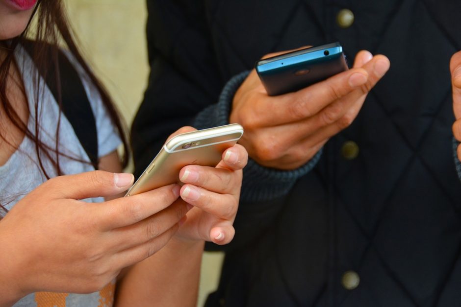 Tyrimas: dauguma moksleivių turi mobiliuosius telefonus, bet programuoti nesiseka