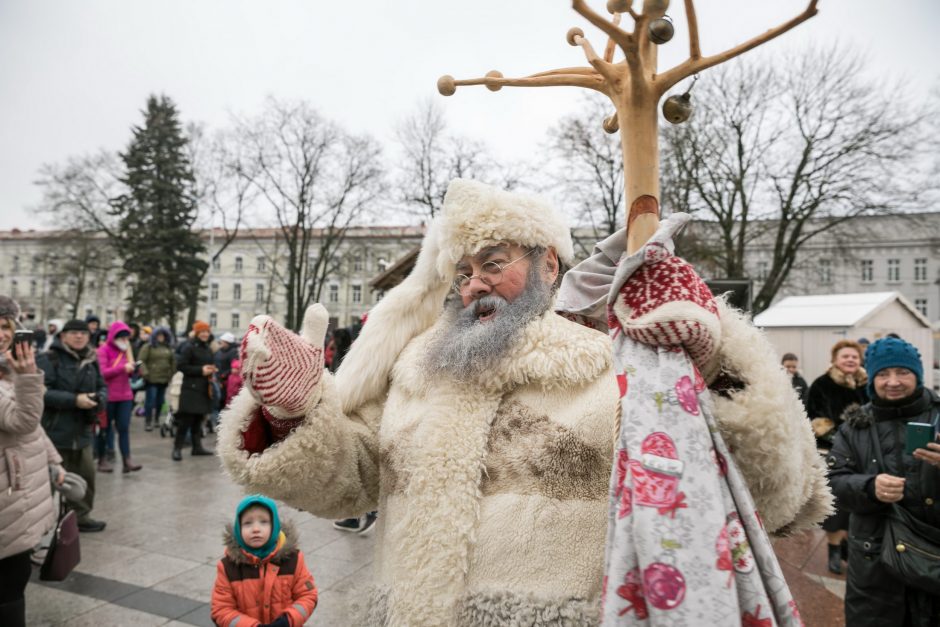 Puošnioji eglė į sostinę atviliojo net šešis Kalėdų Senelius 