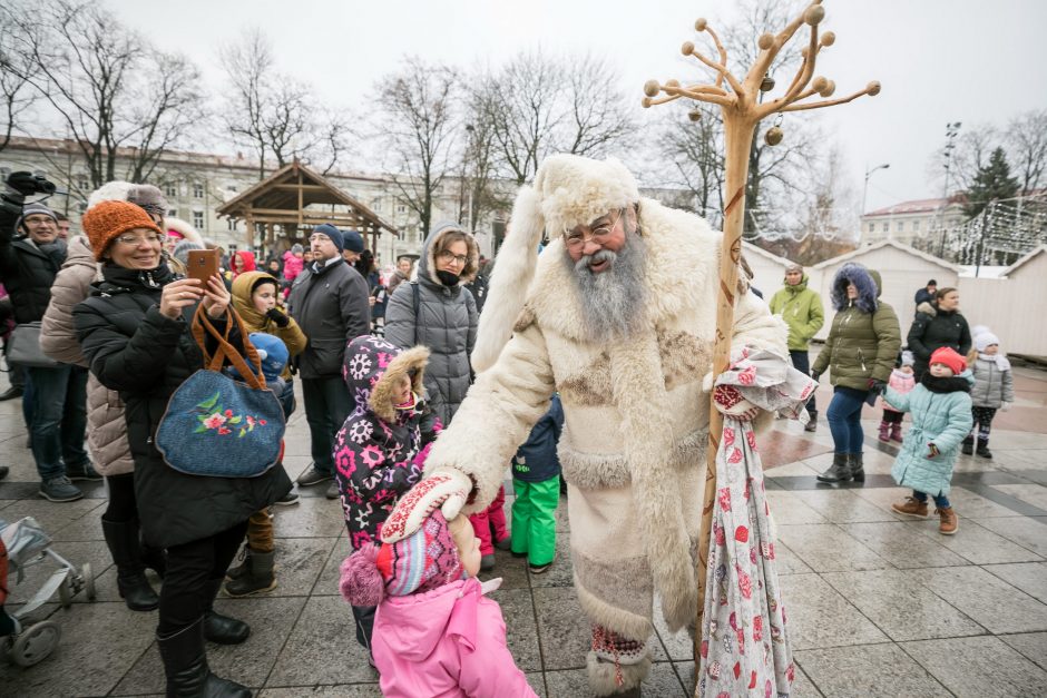 Puošnioji eglė į sostinę atviliojo net šešis Kalėdų Senelius 