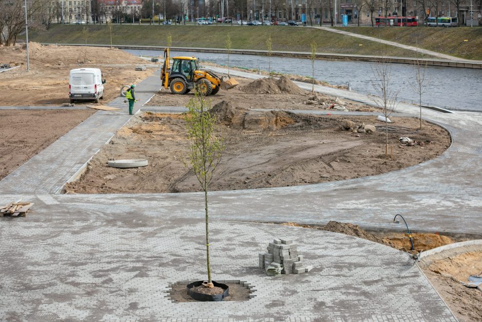 Atnaujinamam aikštynui prie Baltojo tilto – ne tik šimtai sunkvežimių smėlio