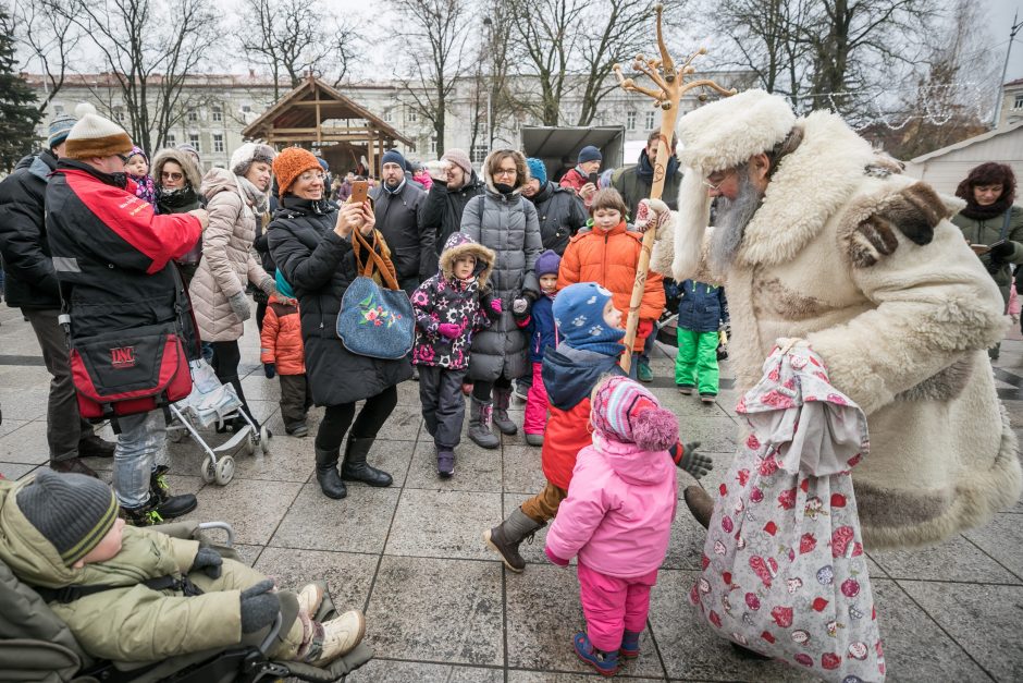 Puošnioji eglė į sostinę atviliojo net šešis Kalėdų Senelius 