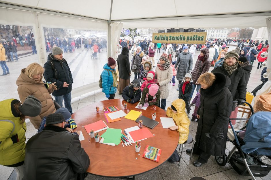 Puošnioji eglė į sostinę atviliojo net šešis Kalėdų Senelius 