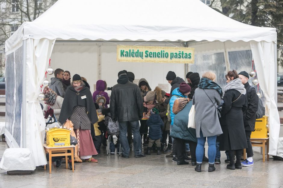 Puošnioji eglė į sostinę atviliojo net šešis Kalėdų Senelius 