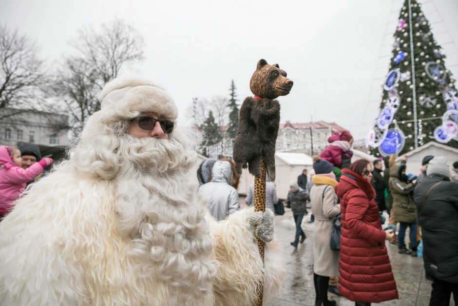 Puošnioji eglė į sostinę atviliojo net šešis Kalėdų Senelius 