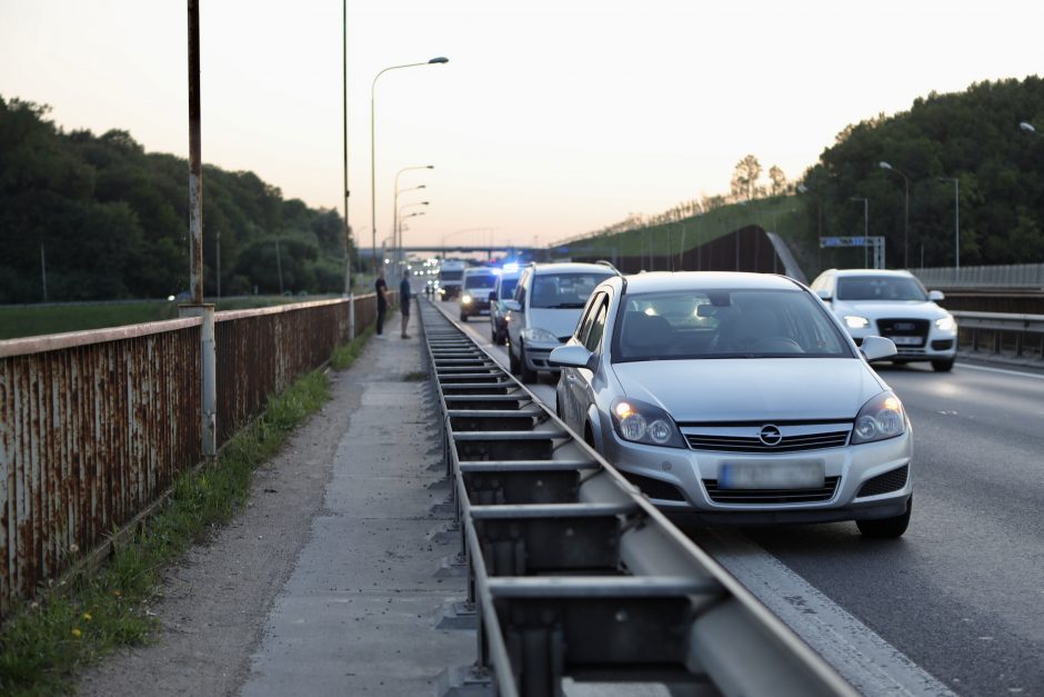 Ant  A. Meškinio tilto – avarija: į gydymo įstaigą išvežtas vairuotojas