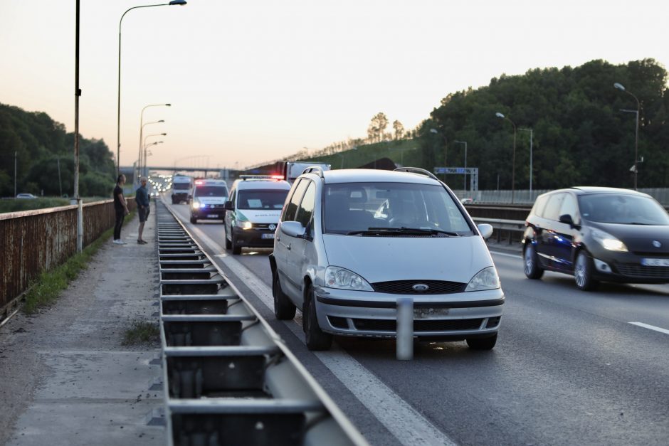 Ant  A. Meškinio tilto – avarija: į gydymo įstaigą išvežtas vairuotojas