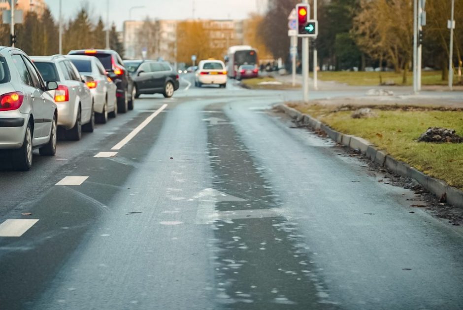 Judrioje sankryžoje vairuotojus klaidina kelio ženklinimas: pyksta ir auklėja žioplius