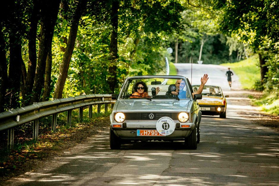 Parubežio keliais nudundėjo istorinių automobilių ralis