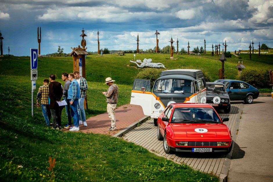 Parubežio keliais nudundėjo istorinių automobilių ralis