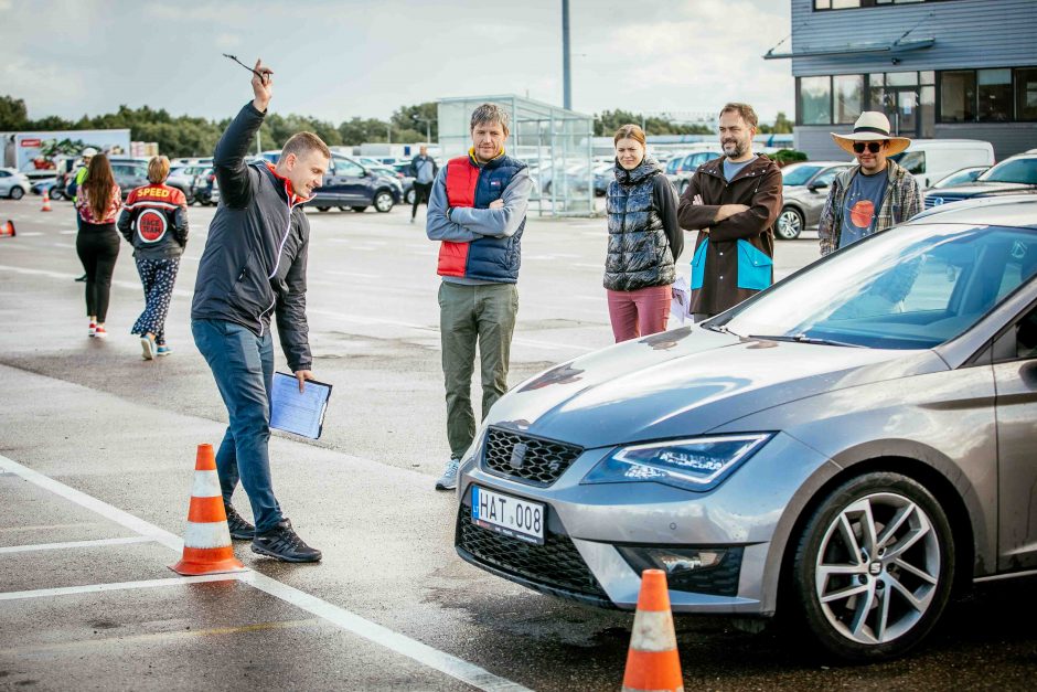 Parubežio keliais nudundėjo istorinių automobilių ralis