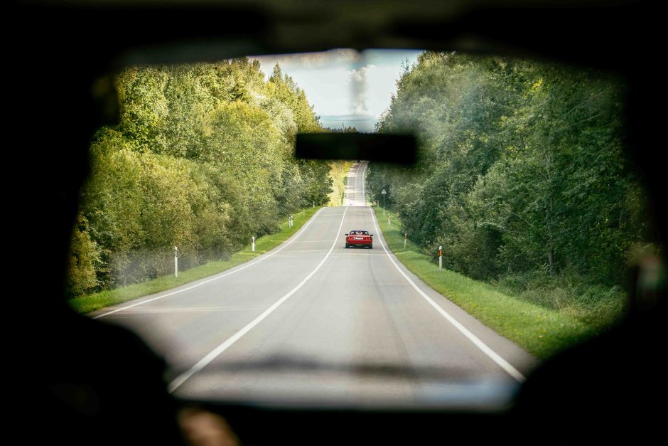 Parubežio keliais nudundėjo istorinių automobilių ralis