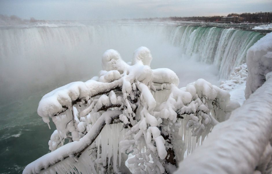 Įspūdingas žiemos reginys: užšalo Niagaros krioklys