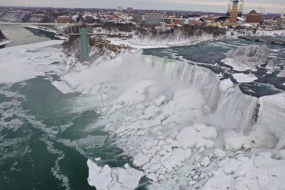 Įspūdingas žiemos reginys: užšalo Niagaros krioklys