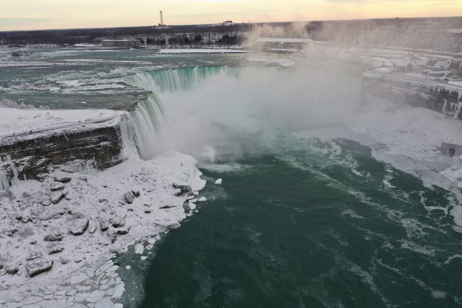 Įspūdingas žiemos reginys: užšalo Niagaros krioklys