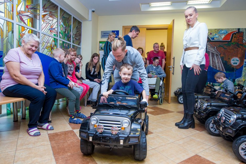 LFF vadovai ir rinktinės žaidėjai aplankė Santariškių ligoninėje besigydančius vaikus