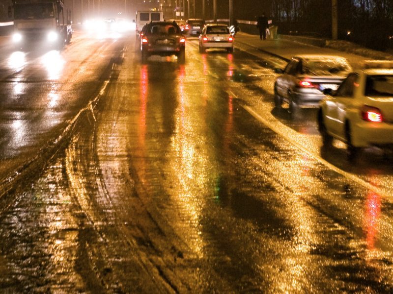 Naktį eismo sąlygas sunkins gūsingas vėjas ir plikledis