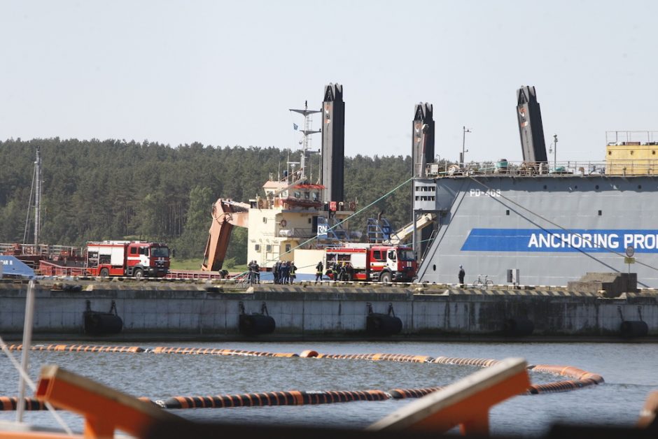 Ugniagesiai buvo sukelti ant kojų: skubėjo į uosto įmonę