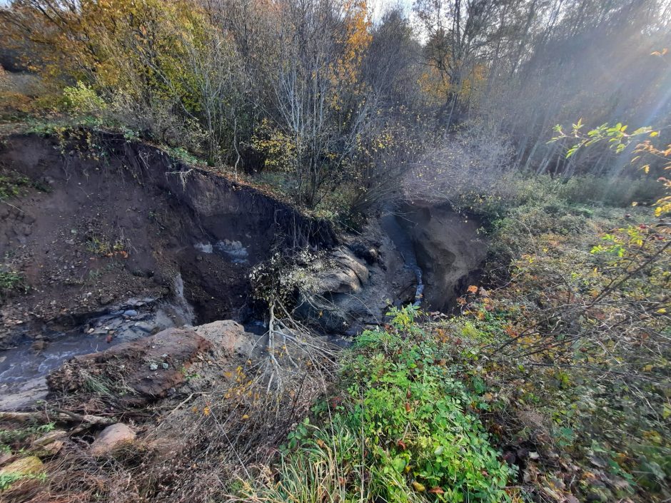 Per plauką nuo nelaimės: Kartenoje įgriuvo tvenkinio pylimas