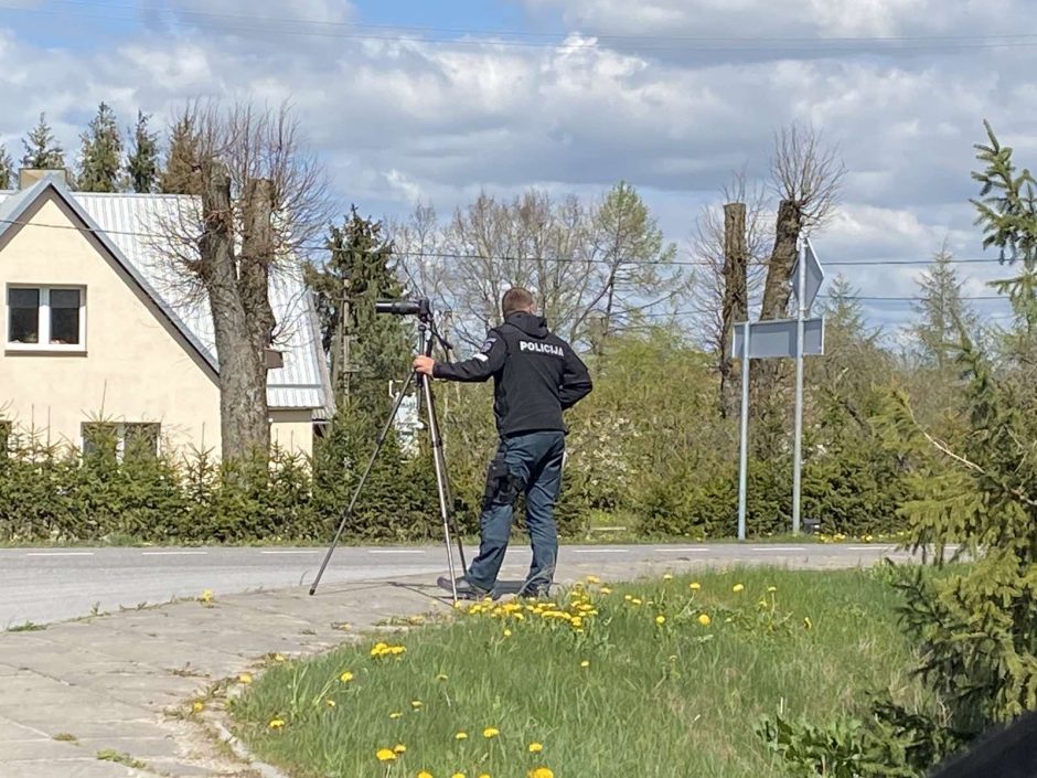 Vairuotojai teigia to dar nematę: policininkus apginklavo fotoaparatu