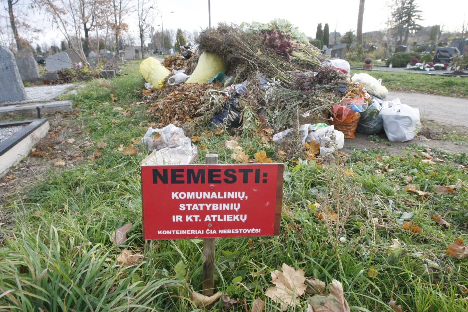 Lėbartų kapinėse – nepagarba mirusiems: po Vėlinių vieta labiau primena šiukšlyną