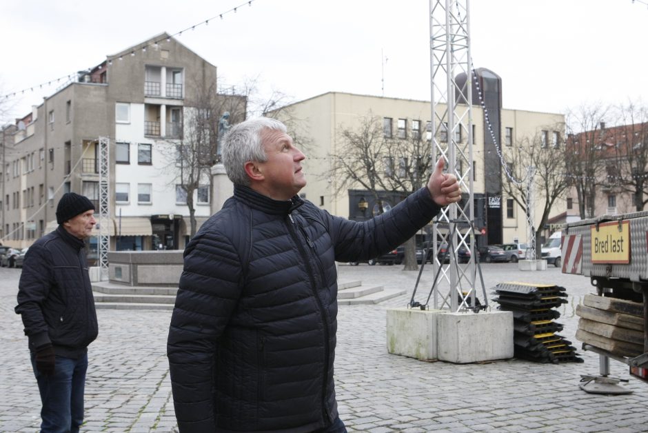 Teatro aikštėje – neeilinis sujudimas: kaip šiemet atrodys eglutė?