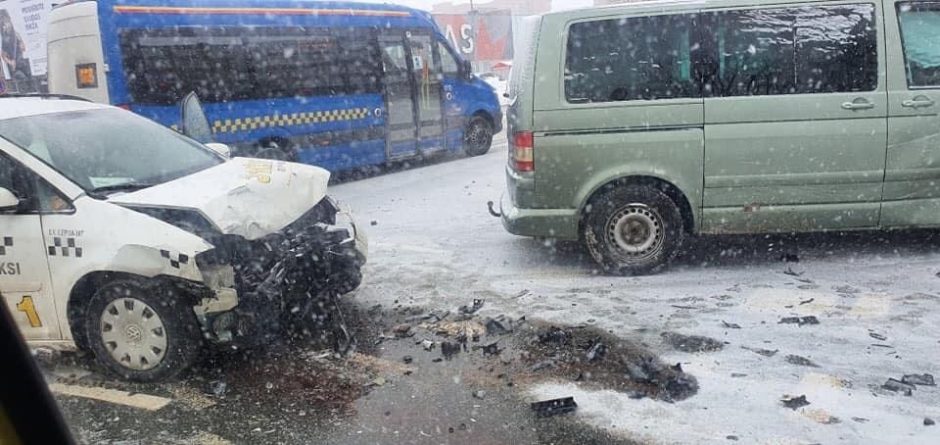 Judrioje Klaipėdos sankryžoje – stipri avarija: taksi automobilis rėžėsi į mikroautobusą