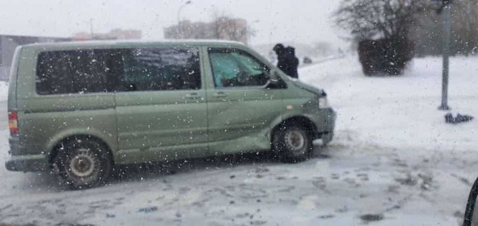 Judrioje Klaipėdos sankryžoje – stipri avarija: taksi automobilis rėžėsi į mikroautobusą