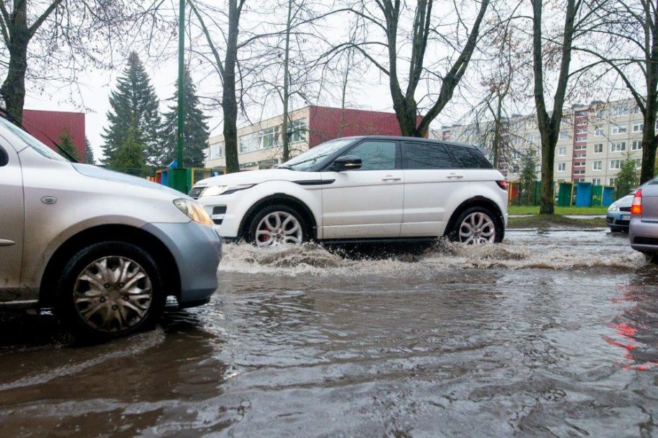 Klaipėdą skandino lietus: po gausesnių kritulių patvino Reikjaviko gatvė