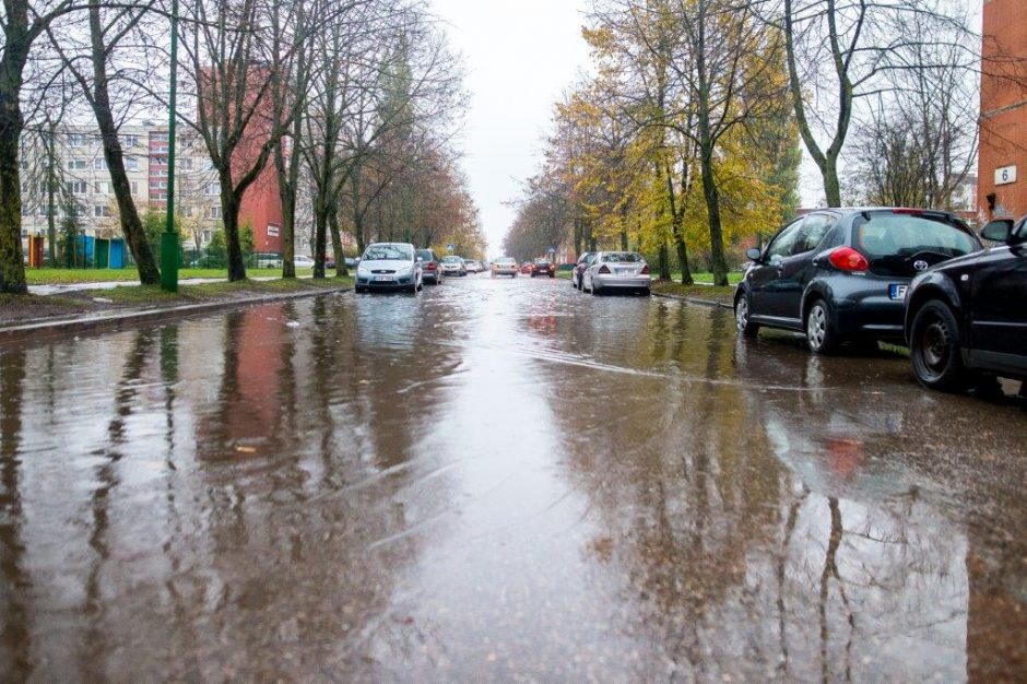 Klaipėdą skandino lietus: po gausesnių kritulių patvino Reikjaviko gatvė