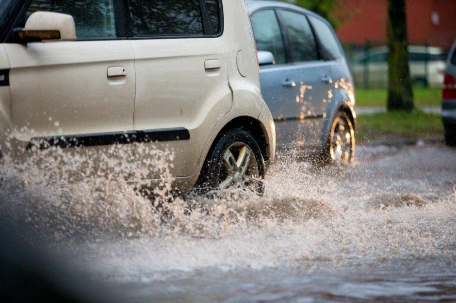 Klaipėdą skandino lietus: po gausesnių kritulių patvino Reikjaviko gatvė