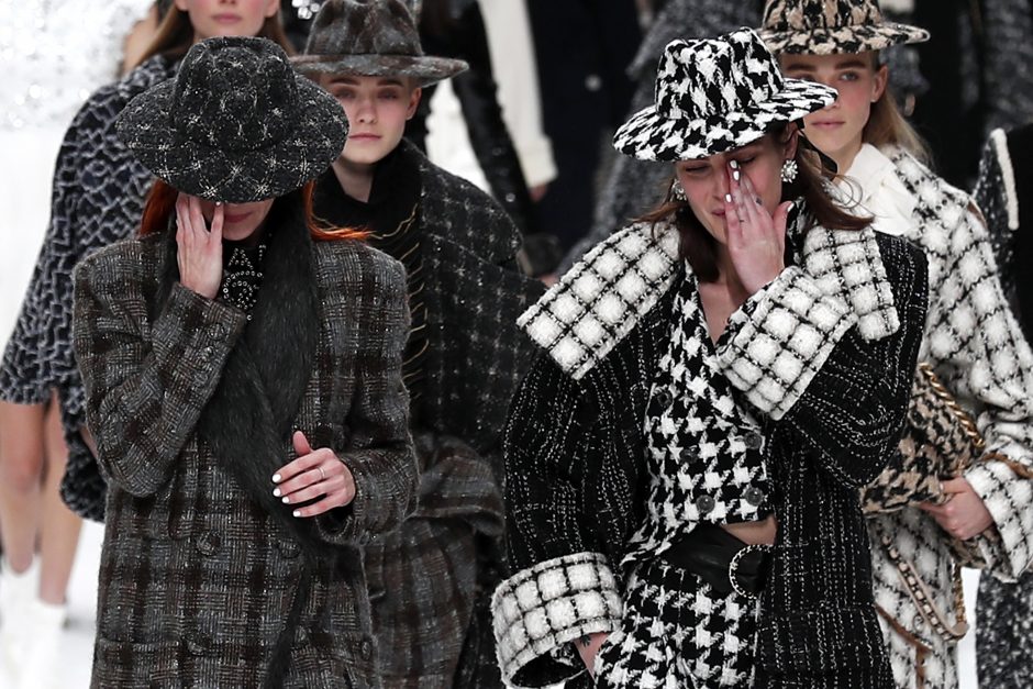 „Chanel“ mados namai tylos minute atsisveikino su K. Lagerfeldu
