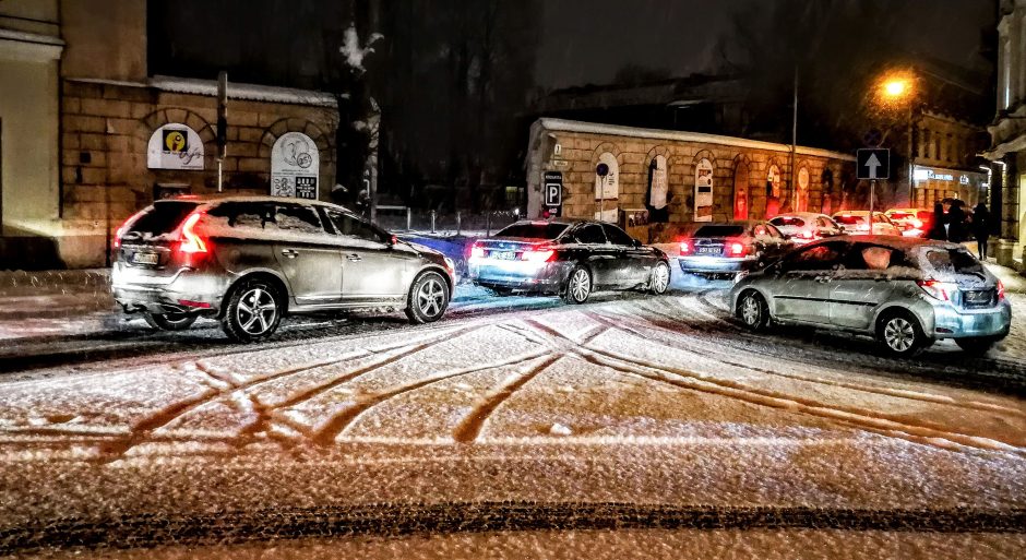 Vakarinėje šalies dalyje ir Biržų rajone eismo sąlygas sunkina plikledis ir šarma