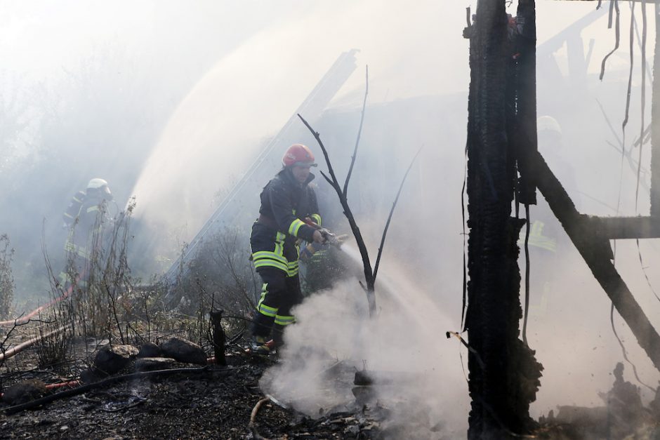 Pajūryje – nelaimės: liepsnos nusiaubė garažus